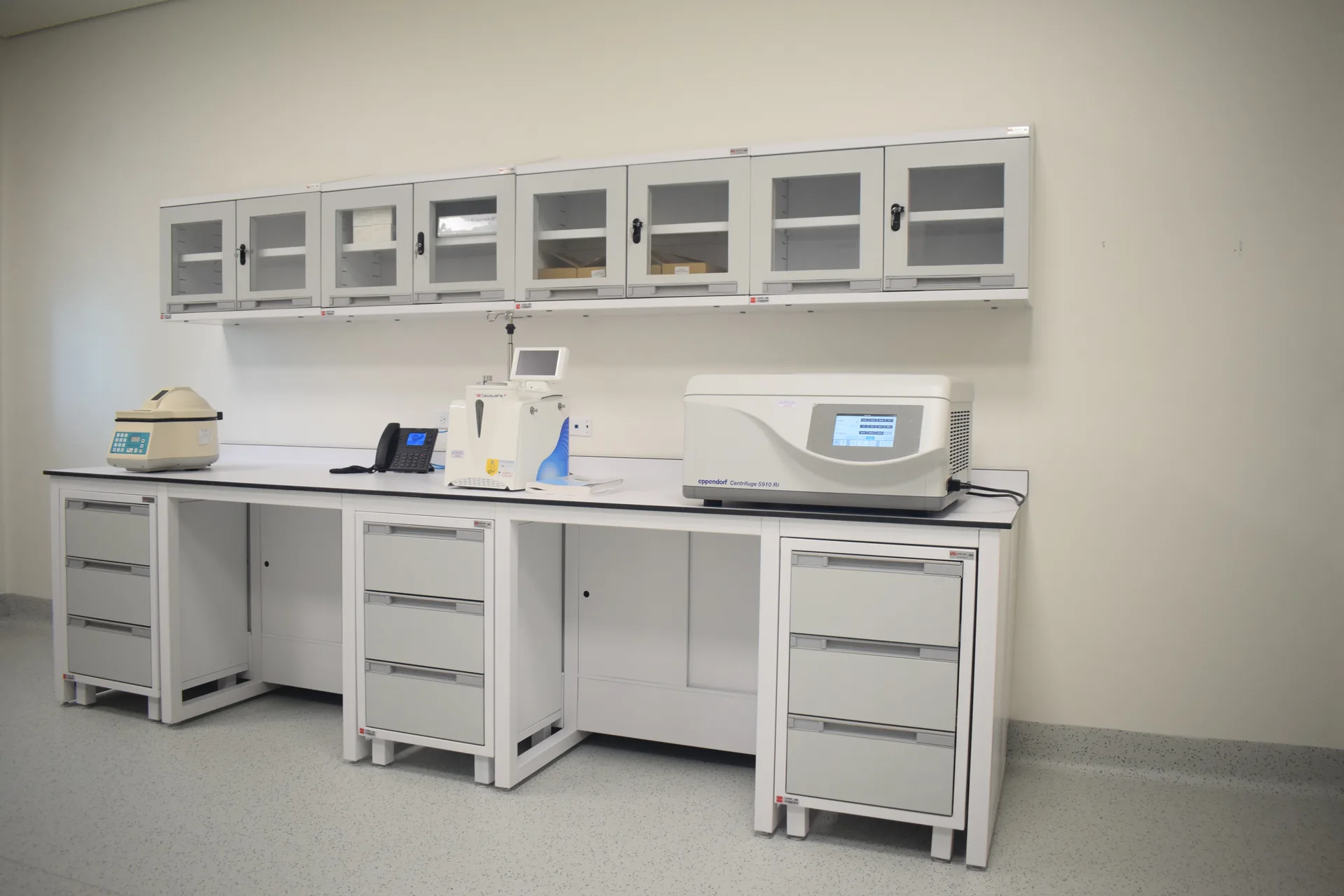 Puestos de análisis con gabinetes superiores en The Panama Clinic